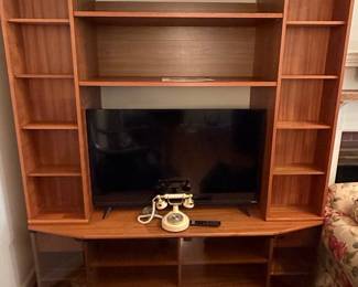 KB 850 Scandinavian-Style Home Entertainment Center