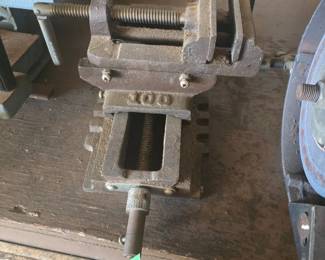 Heavy-Duty Cast Iron Bench Vise with Swivel Base, 100mm Jaws