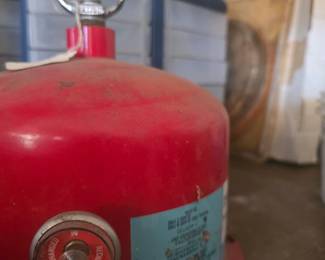 Ceiling-mounted automatic fire extinguisher with heat-activated sprinkler head Features: Includes integrated pressure gauge, mounting base plate, and original instruction label. Condition: Sold AS-IS with workshop dust and light scuffs. Shows pressure reading in the charged zone; functionality is untested.