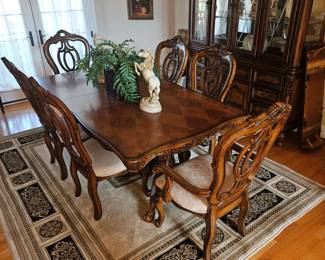 Beautiful Dinning Table with 6 chairs and 1 leaf