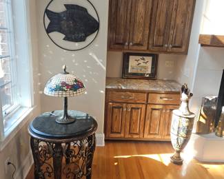 Marble top round side table, Tiffany style lamp