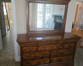 Dresser w/mirror