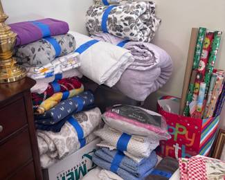 Full Size Blanket, Full Size Sheet Sets, Throws, Towels, WrappingPaper