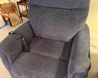 Power Lift Recliner - Sitting Pretty Genesis LC-150S / Petite Size / Power Lift Assist/Power Recline / 325lb Weight Capacity / Practically new condition - rarely used / Manufactured in 2024