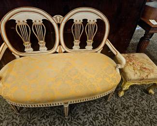 Stunning settee in perfect shape