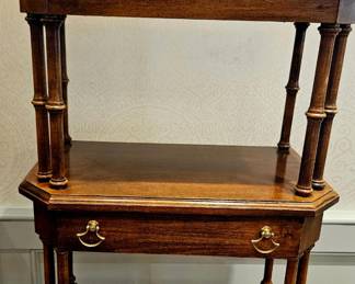 Beautiful side table w drawer