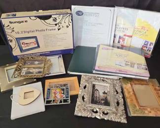 CH138Assorted Photo Frames With Digital Photo Frame