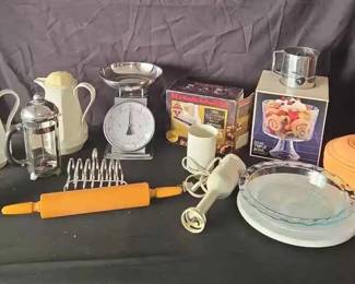 CH157Baking And Cookware Items