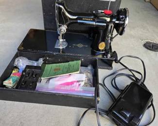 CH166VVintage Singer Sewing 221 Featherweight Machine with case