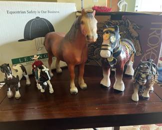 Horse figurines 