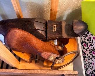 Shoe and hat stretchers