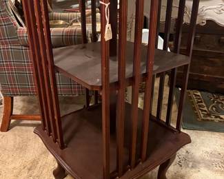 Rotating bookshelf