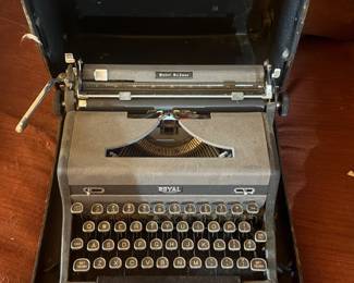 Vintage Royal Quiet de Luxe Portable Typewriter