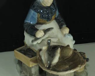Vintage B&G Bing & Grondahl 2233 Fisherman's Wife Fish Market Porcelain Figurine