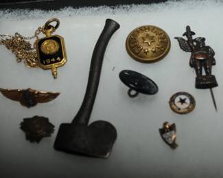 SELECTION OF VINTAGE PINS, BUTTONS 