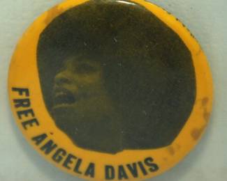 VINTAGE PROTEST BUTTON "FREE ANGELA DAVIS"