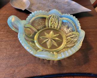 Rare Northwood Diadem Nappy Sunburst on Shield Vaseline Canary Opalescent Glass