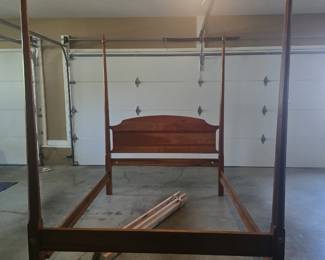 Full size poster bed