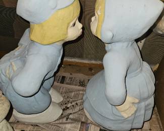 Kissing Dutch kids large concrete lawn statue