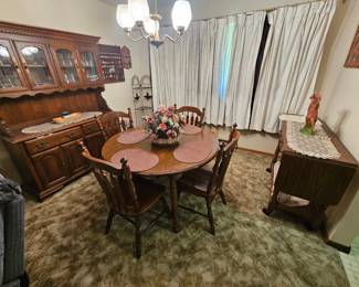dining table / chairs
