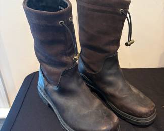 J105 - $35. Ariat Barnyard Belle Boots. Size 8 Woman's.