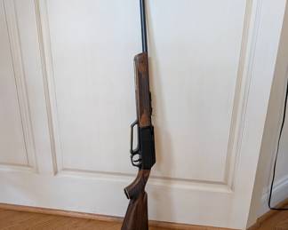 J189 - $40. Daisy Pellet BB Gun. Model 880-BB.