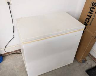 J41 - $100. Fridgidaire Chest Freezer. 7.0 Cubic Foot. Model FFC07K0AW2.