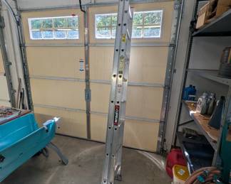 J152 - $100 LADDER SIZE: 16 ft DUTY RATING: 200 Lbs