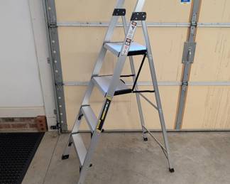 J173 - $45 Gorilla Ladder. GLA-5x 5ft 7 in 250lb duty rating ladder.