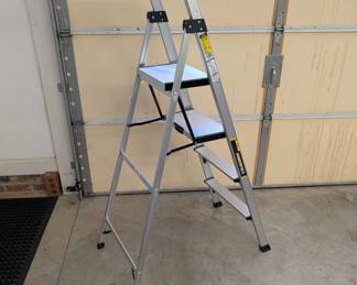 J173 - $45 Gorilla Ladder. GLA-5x 5ft 7 in 250lb duty rating ladder.