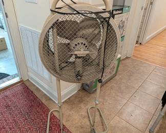 J37 - $120 . Vintage Westinghouse Mobilaire Metal Standing Floor Fan.