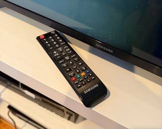 J83 - $40. Samsung Model UN32J5003 - 2015. 32" TV.