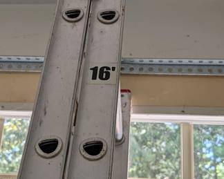 J152 - $100 LADDER SIZE: 16 ft DUTY RATING: 200 Lbs