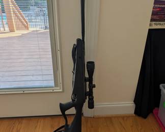 J190 - $200. Benjamin Trail NP Nitro Piston with Center Point Scope 3 - 9 x 4 0AO.