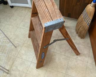 Werner W130-4 2-Step Wood Stepladder