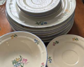 Gibson Designs Lafayette Floral Dinnerware Set