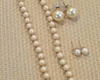 04 21 Knotted Pearl Necklace with PearlLike Stud Earrings