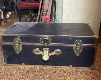 465 vintageblacksteamertrunkwithbrassh