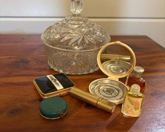 438 vintageglassvanityjarwithperfumebo