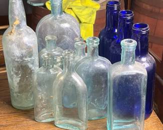 529 antiqueandvintageglassbottlesassort