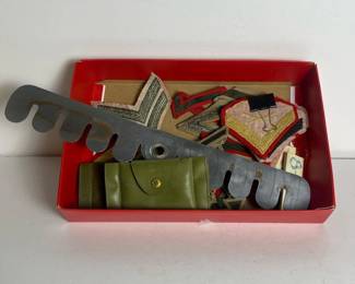 217 assortedmilitarypatchesandsewingkit