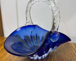047 cobaltblueartglassbasketwithtwiste