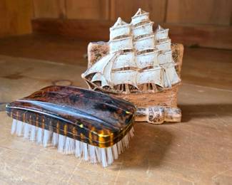 300 shipmotifbrushholderwithcleaningbr