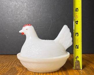 052 milkglasshenonnestcovereddish