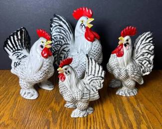 065 porcelainroosterfigurinesinthemanne