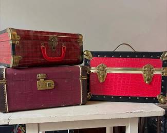 252 mixedvintageluggagetraincases