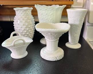 114 fivepiecevintagemilkglassvaseandb