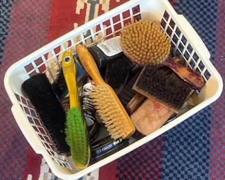 426 assortedshoebrushesandleathercarep