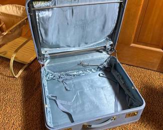 503 vintagewarrenbluehardsidedsuitcase