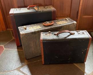 354 trioofvintagesuitcases